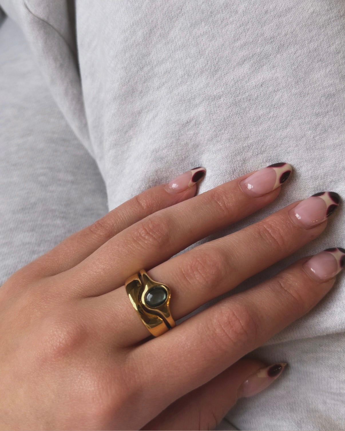 Alouette Stone Wave Ring Black