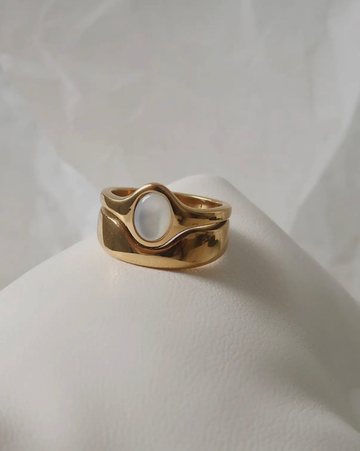 Alouette Stone Wave Ring White